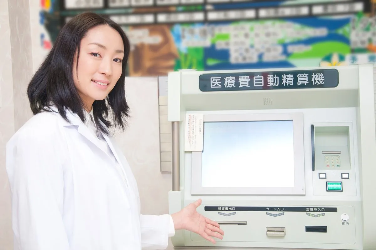 自動精算機を紹介する医者