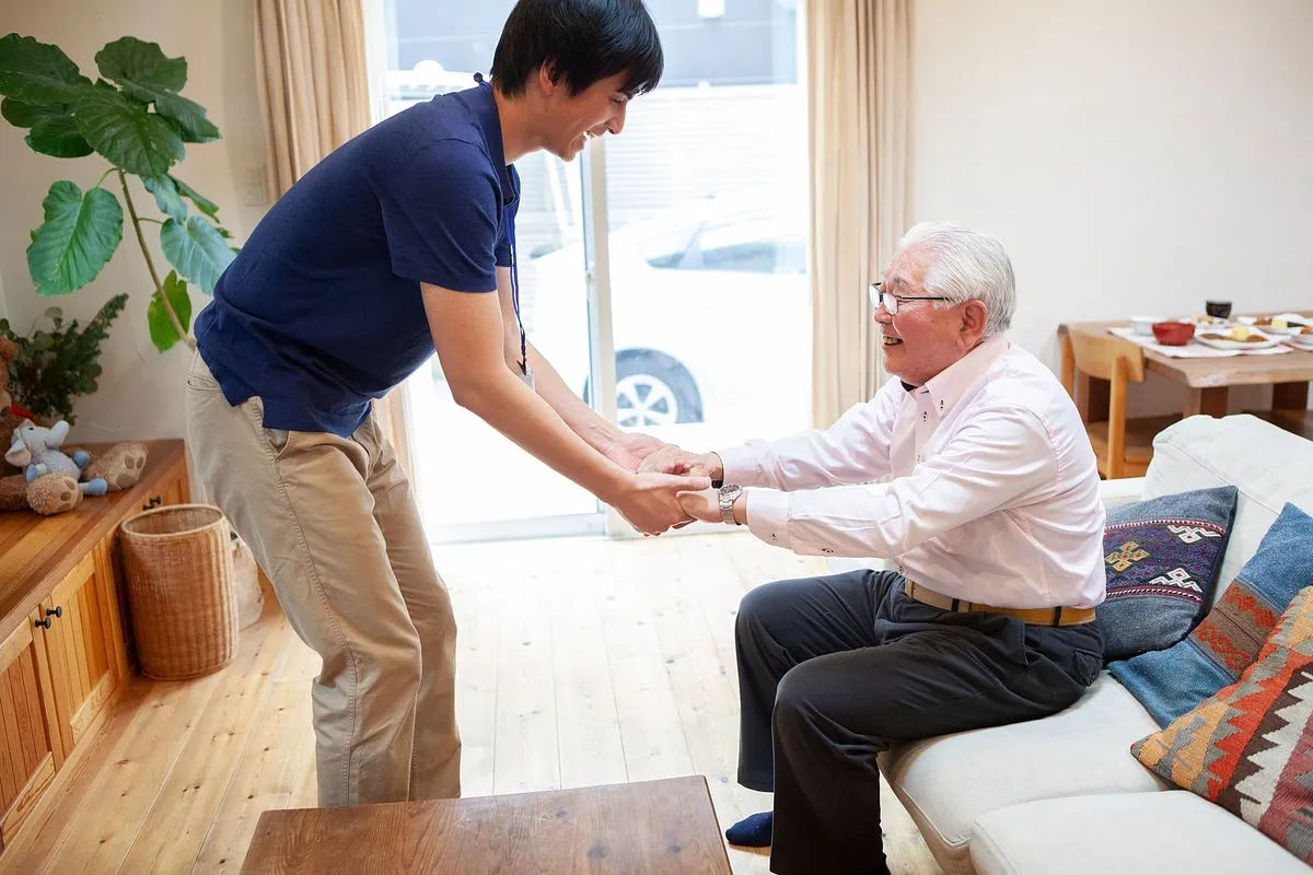 椅子から立ち上がる男性