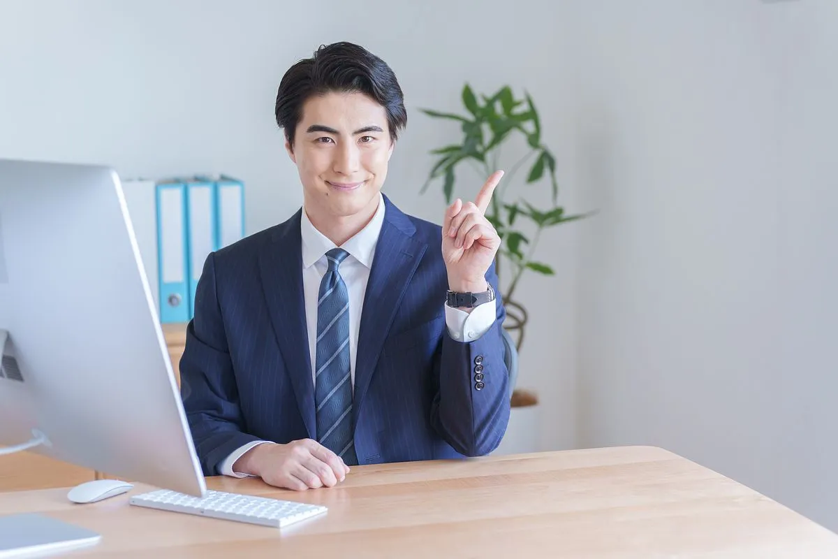 説明する男性