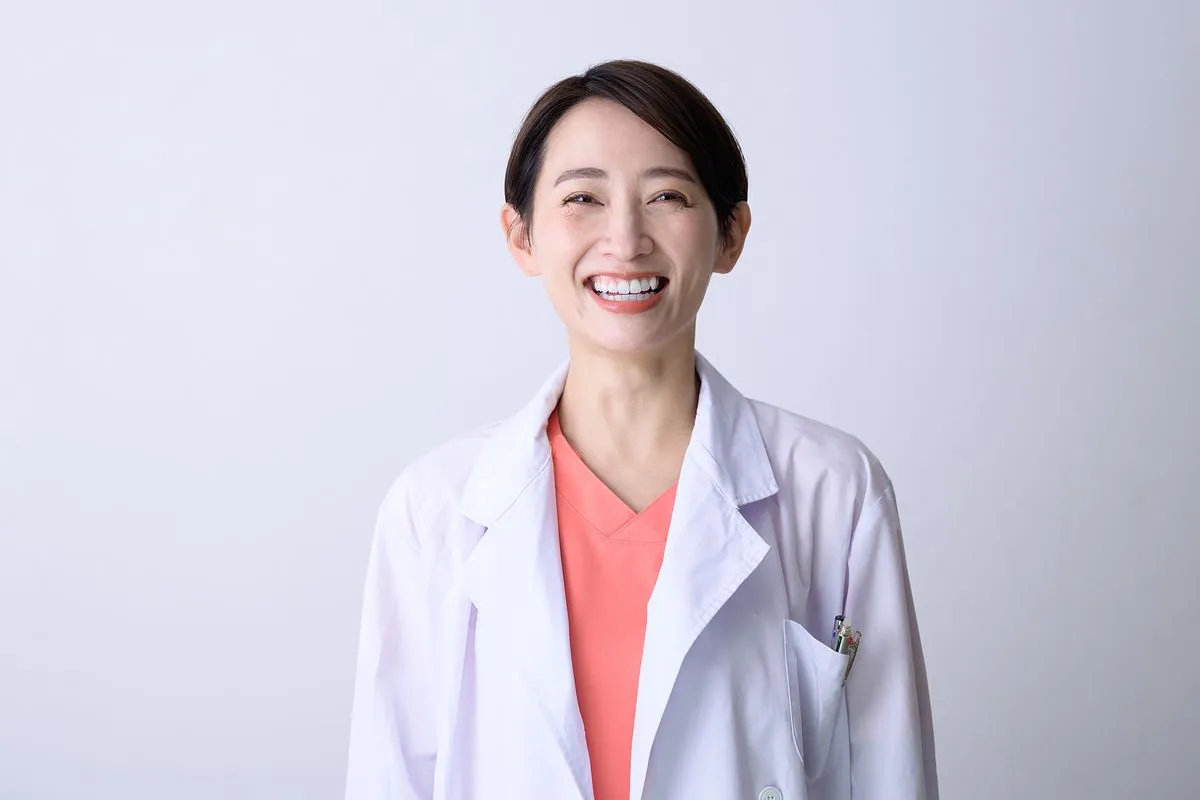 白衣を着た笑顔の女性