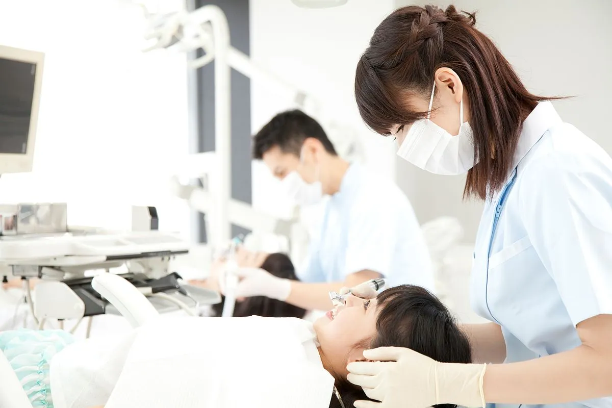 子供の歯の治療をする歯科衛生士の女性