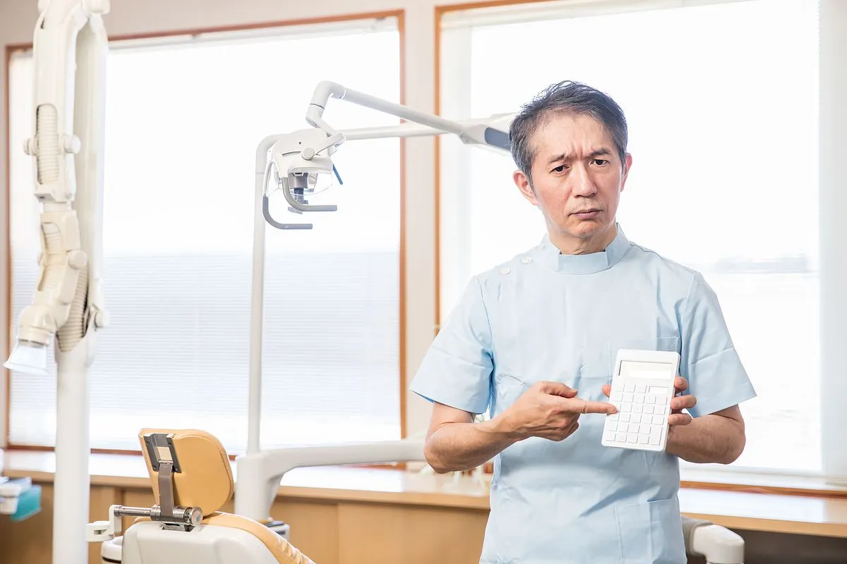 電卓を持っている男性