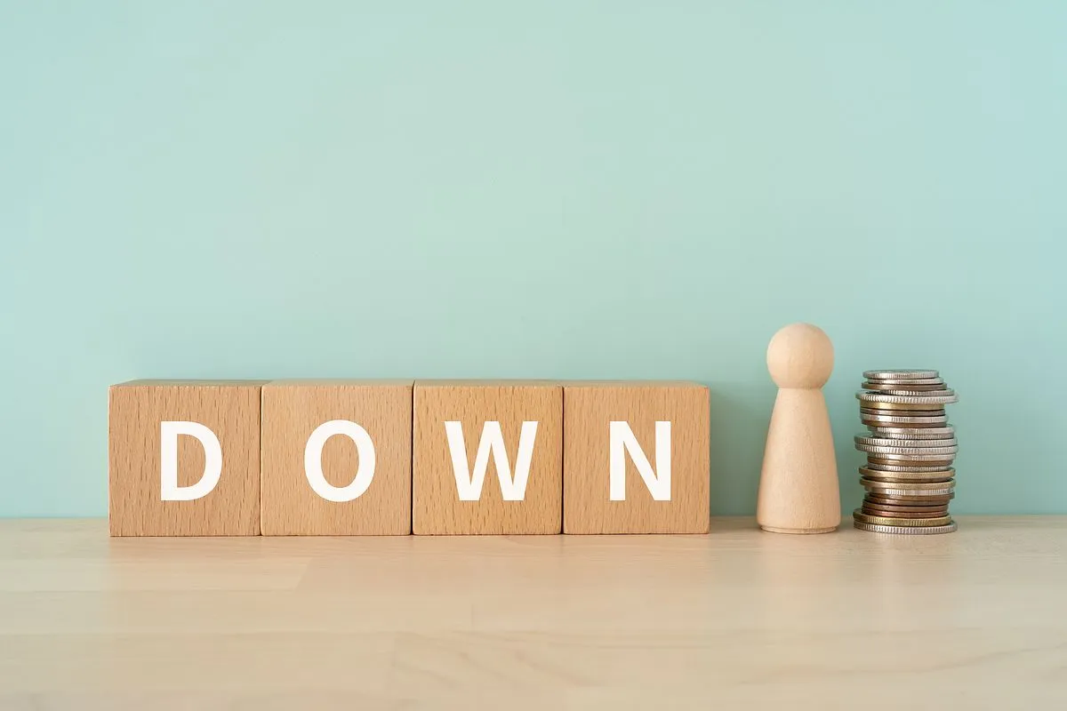 DOWNと書かれたブロックと人形とコイン