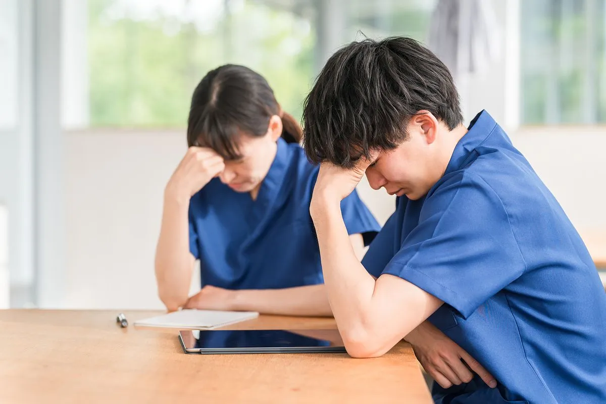 落ち込んでいるスクラブを着た男女