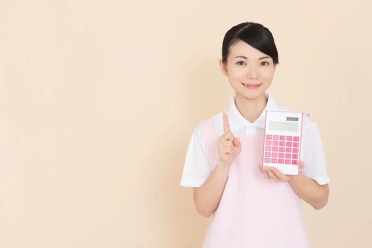 電卓を持つ女性スタッフ