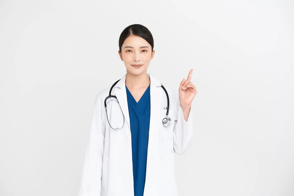 左手をあげる女性医師