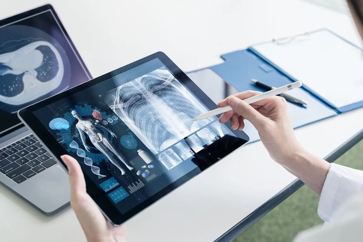 レントゲン画像を確認する医師