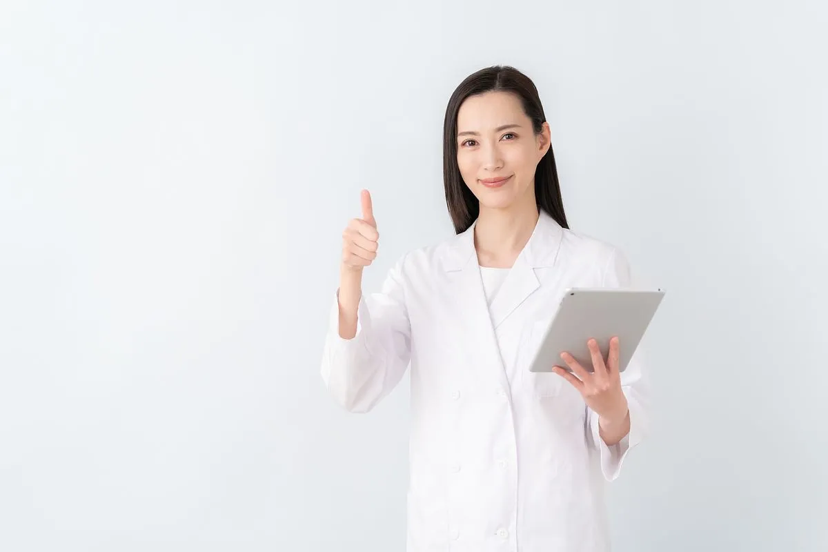 タブレット端末を持った女性