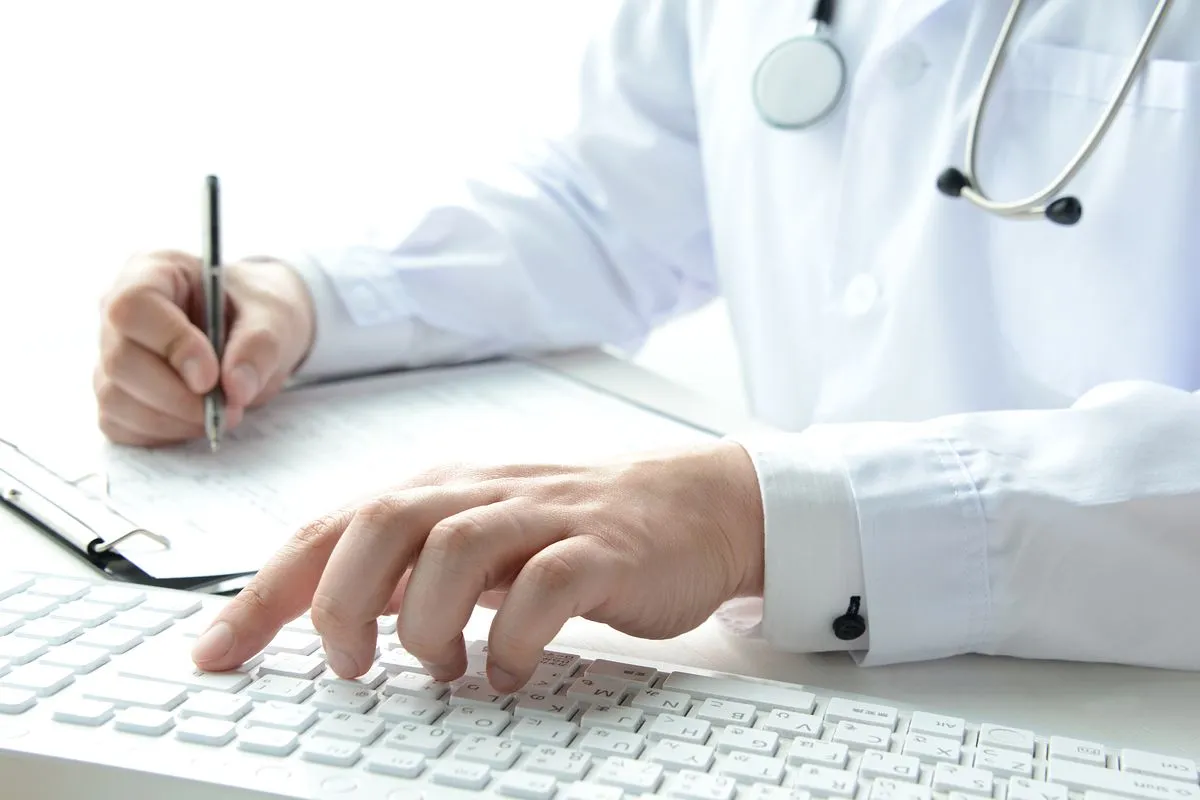パソコンを操作する男性医師