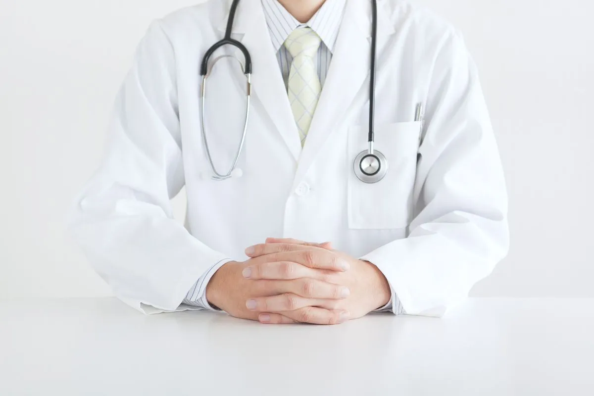 座っている男性医師