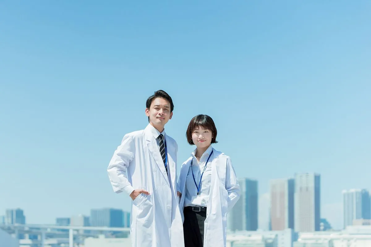 並んで立つ男女